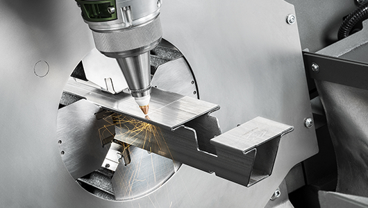 Focus automatic variation improves cutting quality.